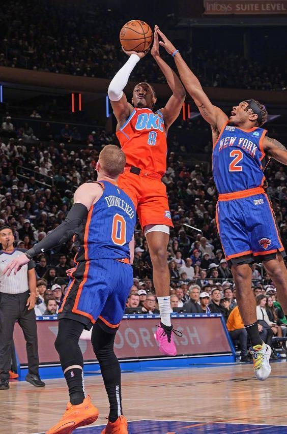 数十位工人集结诺坎普外，抗议建筑公司驱逐行政不合规员工（数十名工人诺坎普外集会，抗议建筑公司清退行政手续不合规人员）