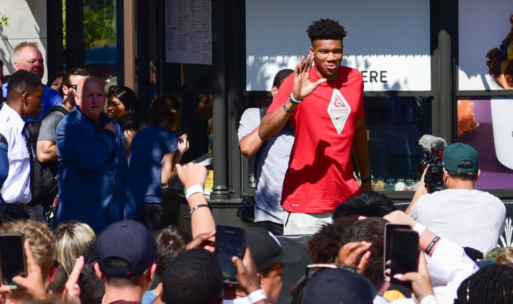 安阳市残联看望慰问全国残特奥会铁人三项获奖运动员胡旭静（安阳市残联慰问全国残特奥会铁人三项获奖选手胡旭静）