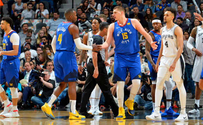 萨拉赫告别迪亚斯：很荣幸能参与你的成功故事，祝你一切顺利（萨拉赫送别迪亚斯：有幸见证你的荣耀，祝你前程似锦）