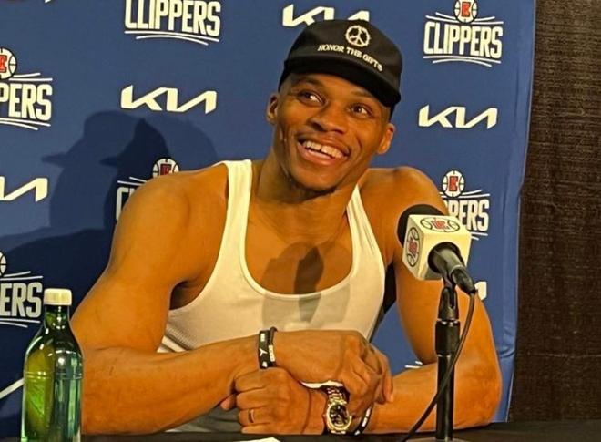 塞维球迷不满球队表现，向球场投掷杂物导致德比战暂停18分钟（塞维利亚球迷不满球队表现向场内掷物，德比战被迫中断18分钟）