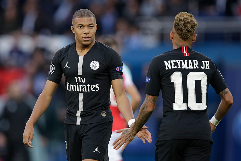 皇马后防问题严重，阿诺德伤缺，球员轮换困难，姆巴佩虽强但后防乏力，形势严峻。