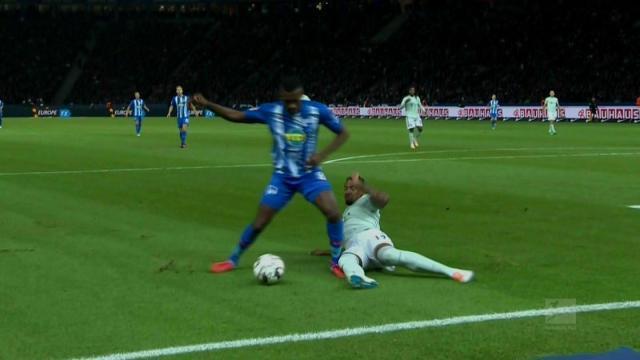 英超冷门多豪门问题多，曼联1比1西汉姆，B费错失良机被质疑（英超爆冷频现豪强陷困境，曼联1-1西汉姆，B费挥霍良机遭质疑）