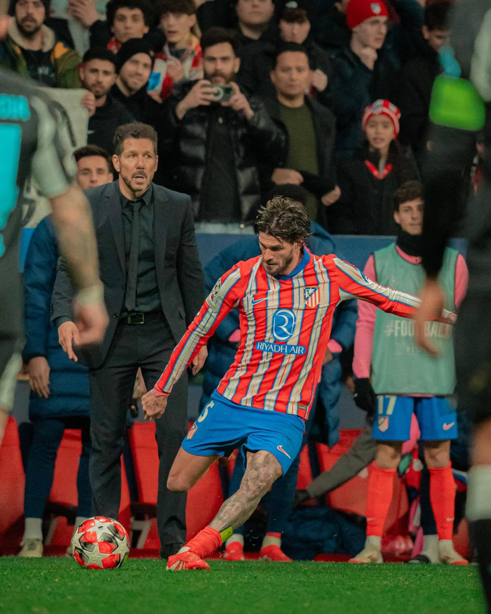 欧冠本周最佳阵容：马杜埃凯、孔德、格林伍德、卡尔在列（欧冠周最佳阵容出炉：马杜埃凯、孔德、格林伍德、卡尔入选）