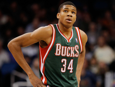 大罗与阿尔卡拉斯切磋网球，还赠送其签名巴西球衣（大罗与阿尔卡拉斯网球过招，并赠签名巴西球衣）